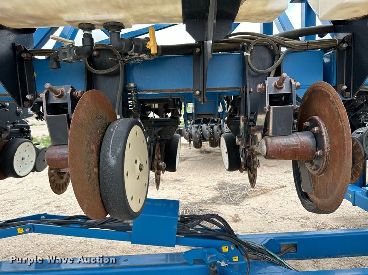 image for item NY9030 Kinze 3600  planter