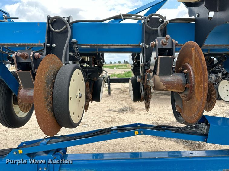 image for item NY9030 Kinze 3600  planter