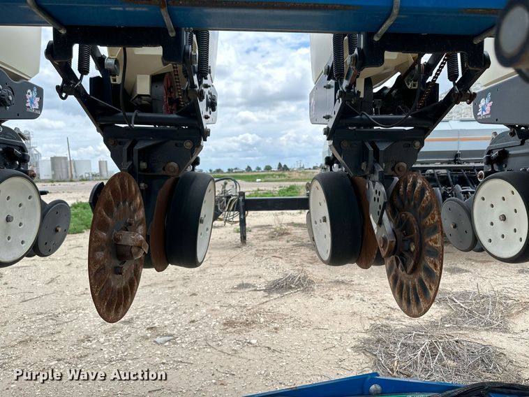 image for item NY9030 Kinze 3600  planter