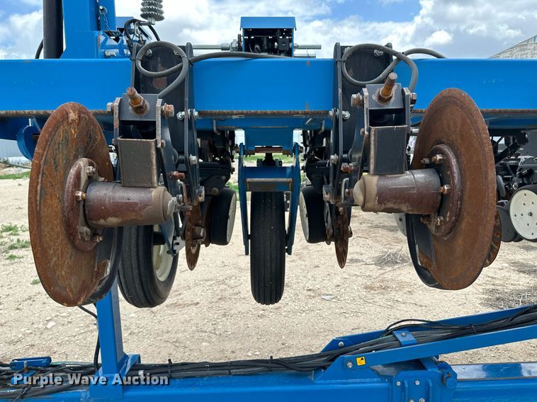 image for item NY9030 Kinze 3600  planter