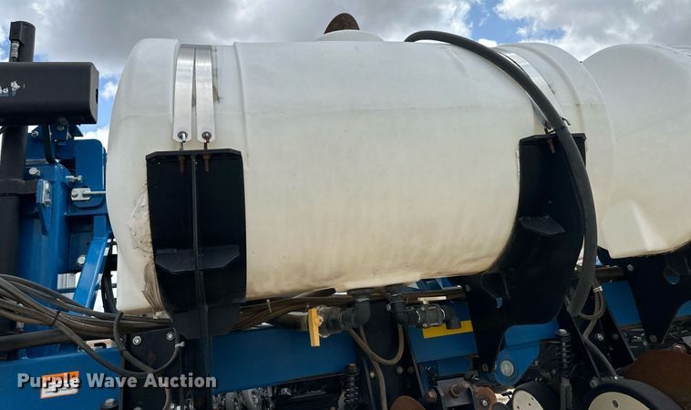 image for item NY9030 Kinze 3600  planter