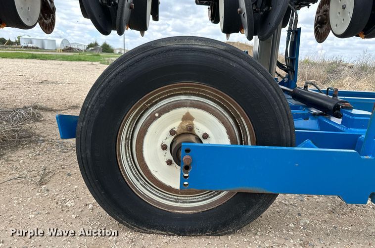 image for item NY9030 Kinze 3600  planter