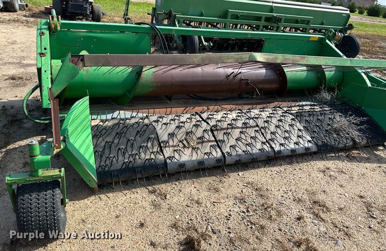 image for item NY9153 John Deere  pickup head