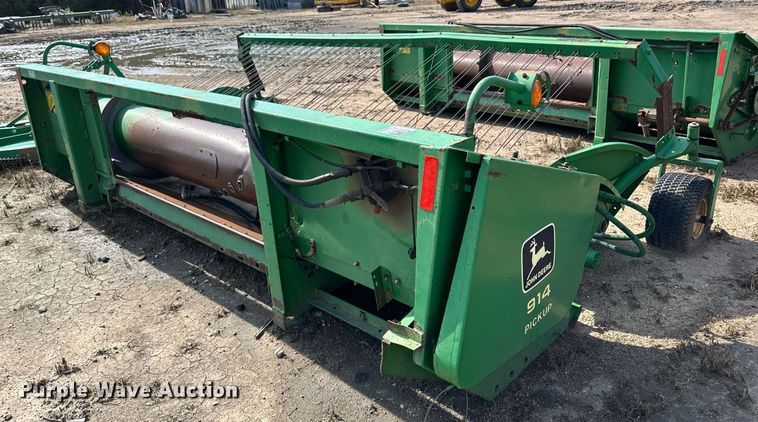 image for item NY9153 John Deere  pickup head