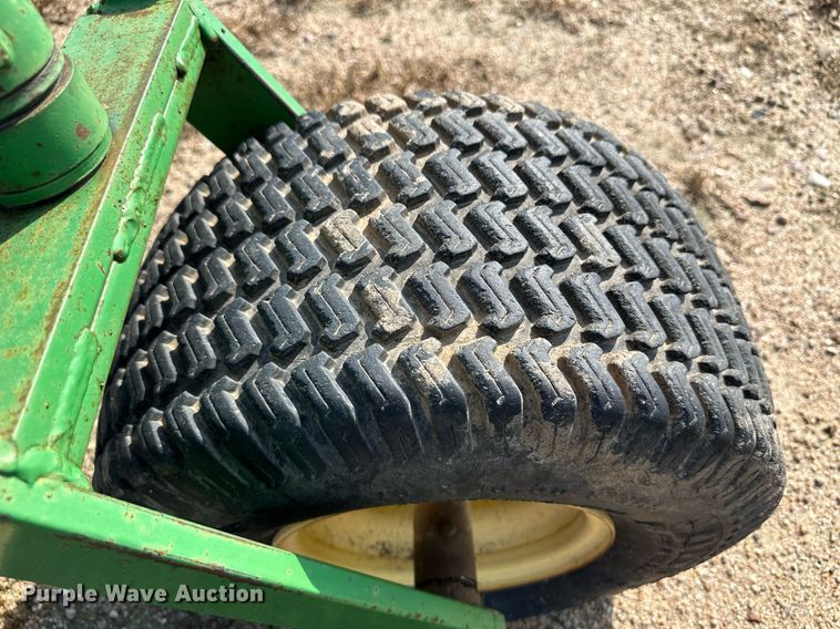 image for item NY9153 John Deere  pickup head