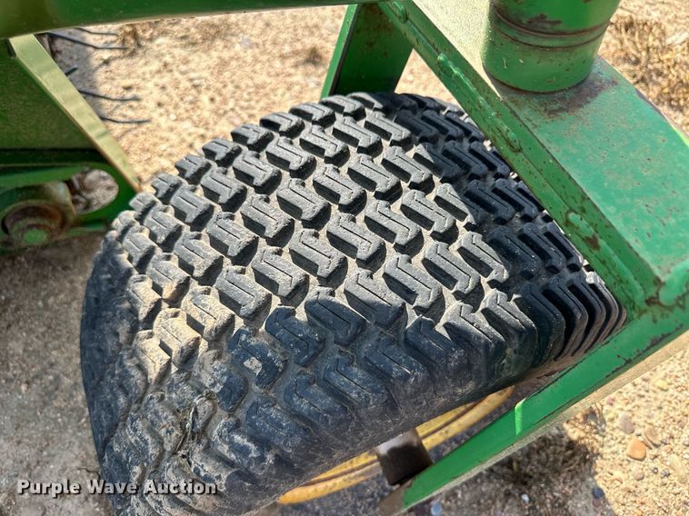 image for item NY9153 John Deere  pickup head