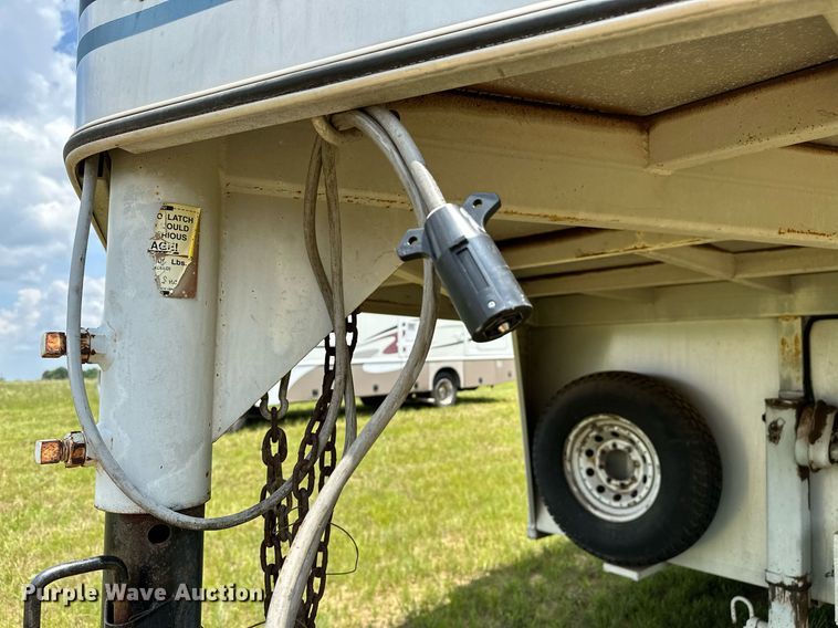 image for item OG9052 1996 Sundowner Siesta  horse trailer