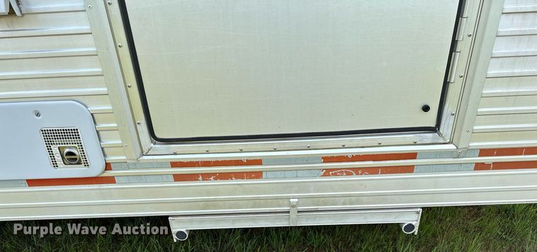 image for item OG9052 1996 Sundowner Siesta  horse trailer