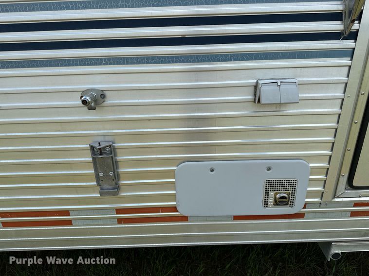 image for item OG9052 1996 Sundowner Siesta  horse trailer