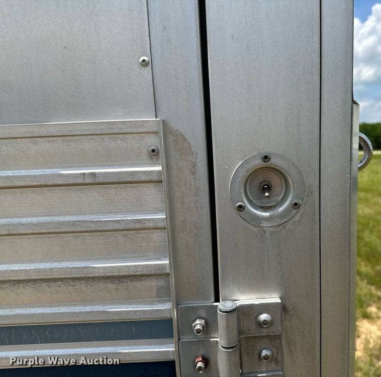 image for item OG9052 1996 Sundowner Siesta  horse trailer