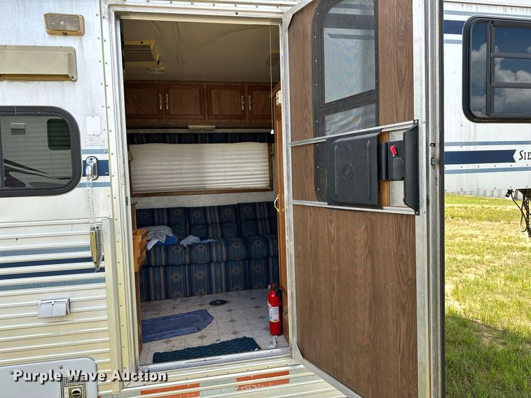 image for item OG9052 1996 Sundowner Siesta  horse trailer
