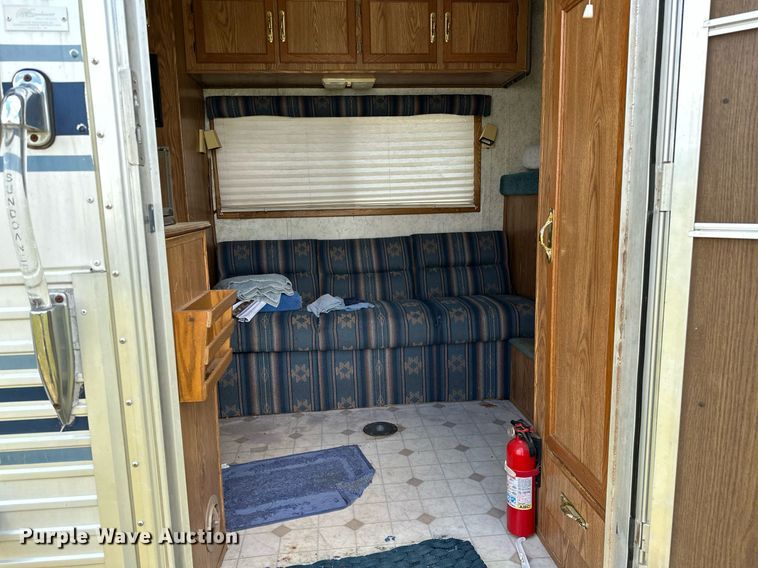 image for item OG9052 1996 Sundowner Siesta  horse trailer