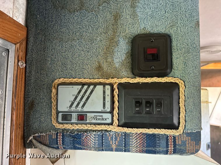 image for item OG9052 1996 Sundowner Siesta  horse trailer