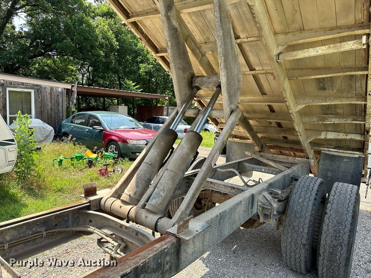 image for item OG9110 1988 Ford F800  grain truck