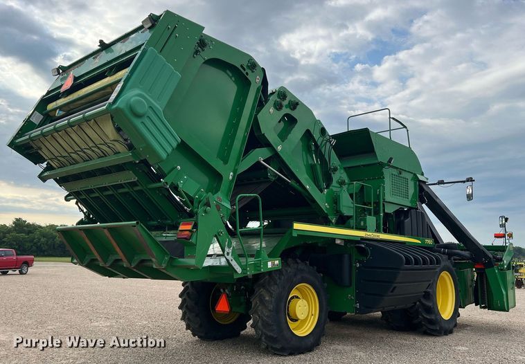 image for item DK7748 2014 John Deere 7760  RWA cotton picker
