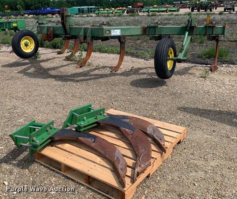 image for item DK7770 John Deere 915  V-ripper