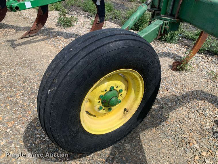 image for item DK7770 John Deere 915  V-ripper