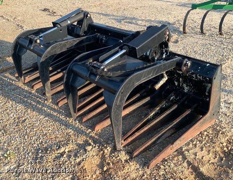 image for item DK7785 John Deere GT80  skid steer grapple bucket