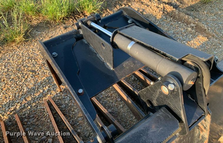 image for item DK7785 John Deere GT80  skid steer grapple bucket