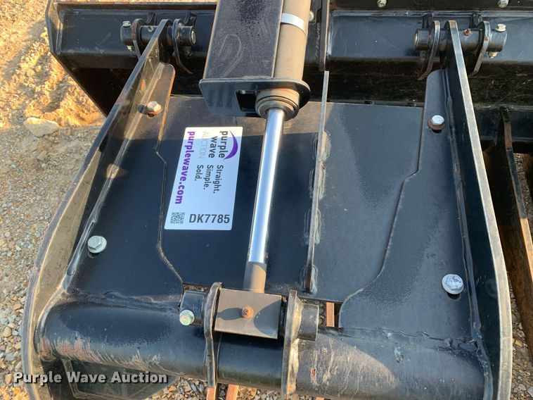 image for item DK7785 John Deere GT80  skid steer grapple bucket