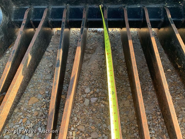 image for item DK7785 John Deere GT80  skid steer grapple bucket