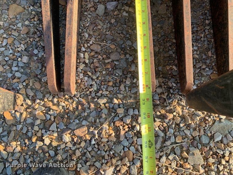 image for item DK7785 John Deere GT80  skid steer grapple bucket