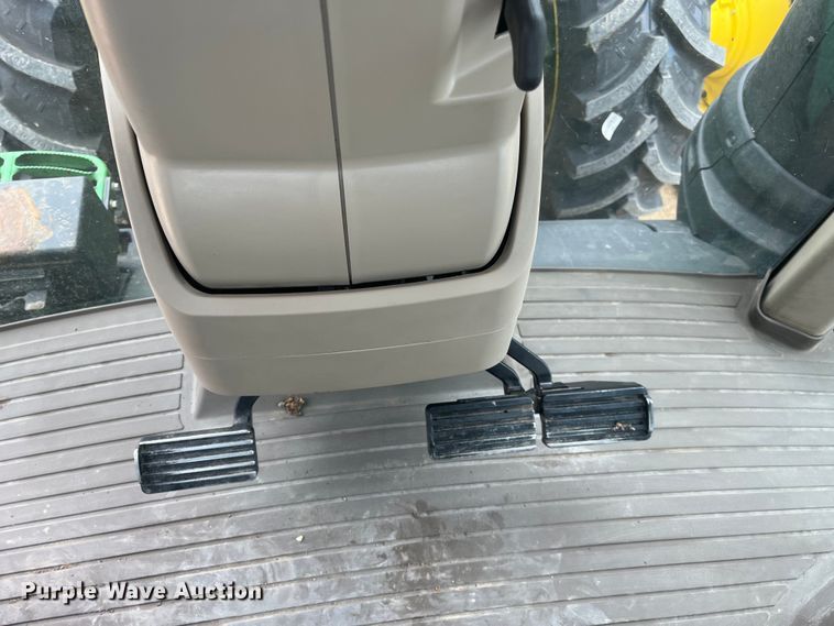 image for item DK7792 2018 John Deere 8400R  MFWD tractor