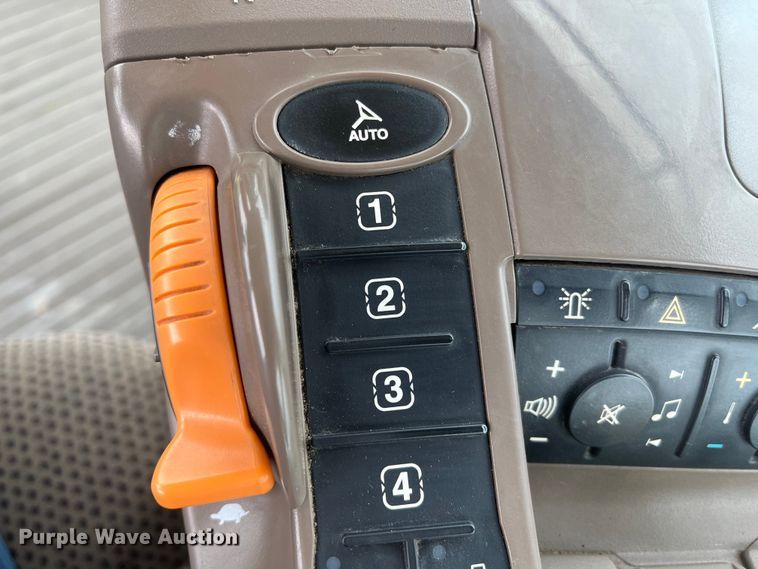 image for item DK7792 2018 John Deere 8400R  MFWD tractor