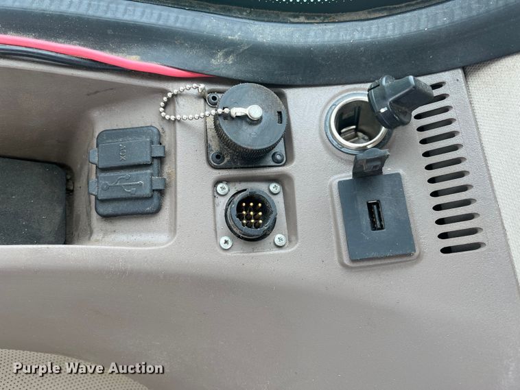 image for item DK7792 2018 John Deere 8400R  MFWD tractor