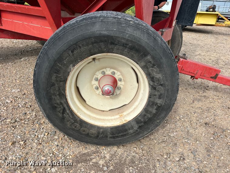 image for item DK7808 Unverferth 335  gravity wagon