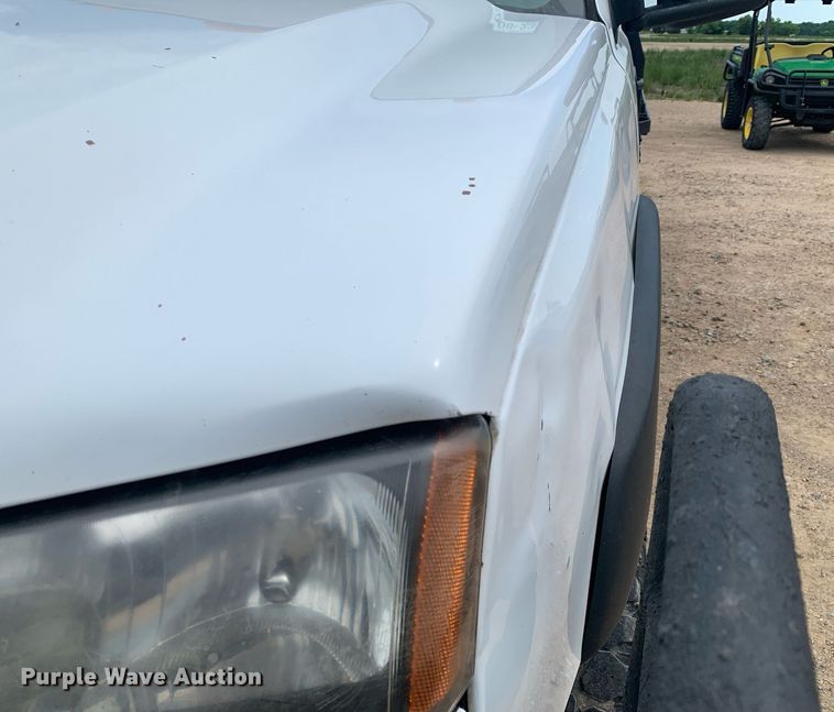 image for item DK7875 2005 Chevrolet Silverado 2500HD  flatbed pickup truck