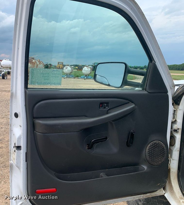 image for item DK7875 2005 Chevrolet Silverado 2500HD  flatbed pickup truck