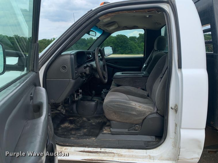 image for item DK7875 2005 Chevrolet Silverado 2500HD  flatbed pickup truck