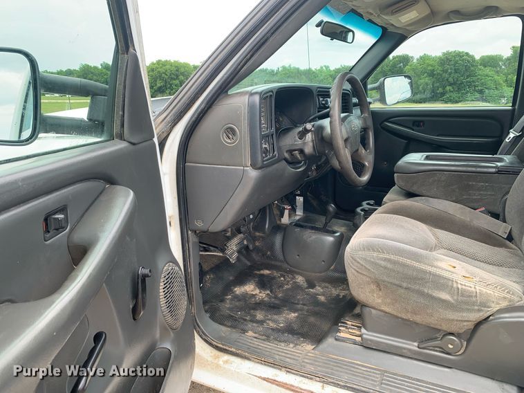 image for item DK7875 2005 Chevrolet Silverado 2500HD  flatbed pickup truck