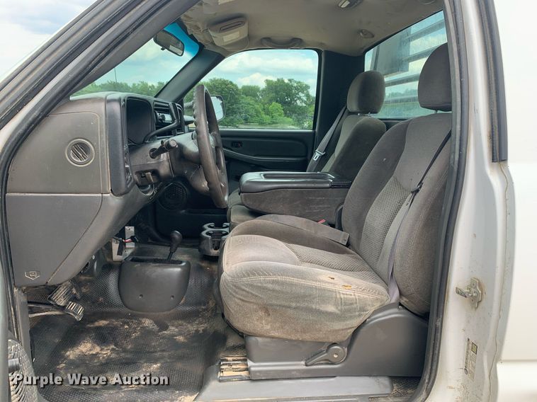 image for item DK7875 2005 Chevrolet Silverado 2500HD  flatbed pickup truck