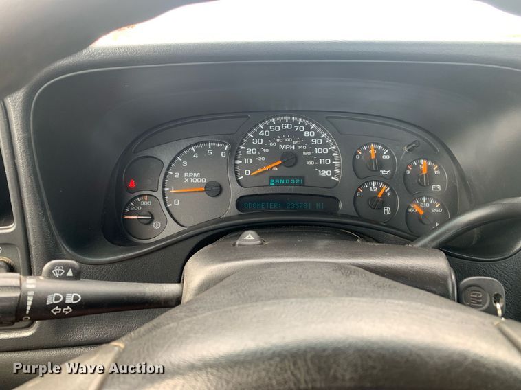 image for item DK7875 2005 Chevrolet Silverado 2500HD  flatbed pickup truck