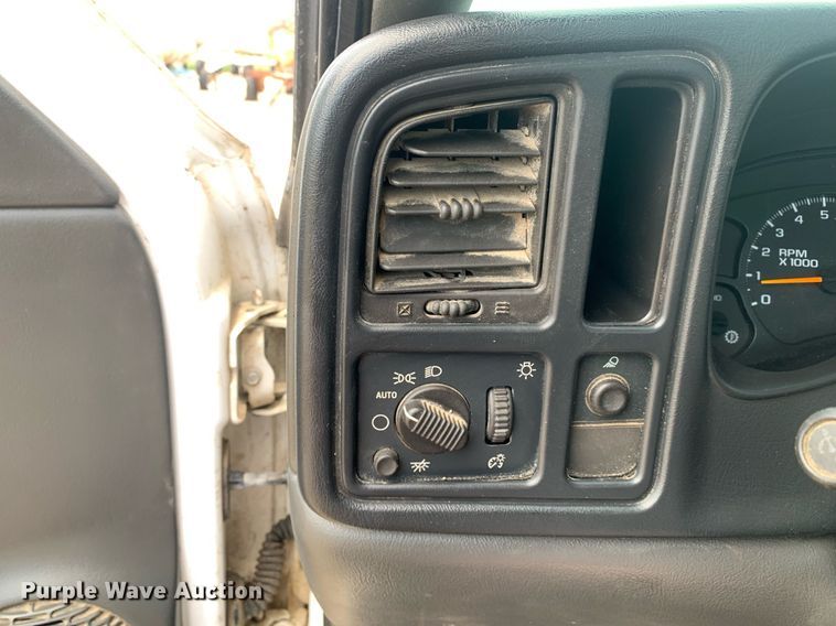 image for item DK7875 2005 Chevrolet Silverado 2500HD  flatbed pickup truck