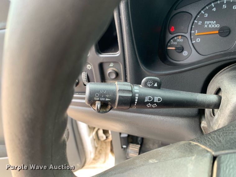 image for item DK7875 2005 Chevrolet Silverado 2500HD  flatbed pickup truck