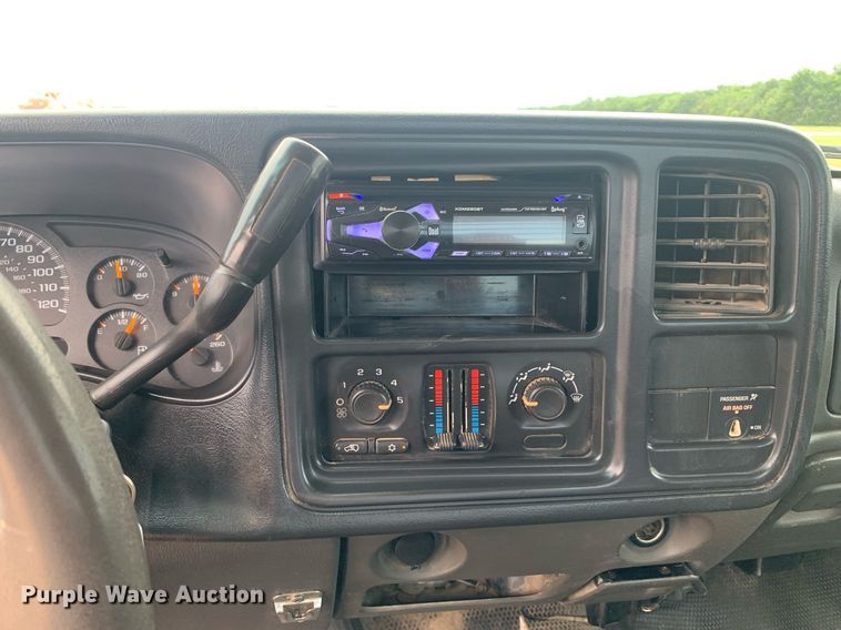 image for item DK7875 2005 Chevrolet Silverado 2500HD  flatbed pickup truck