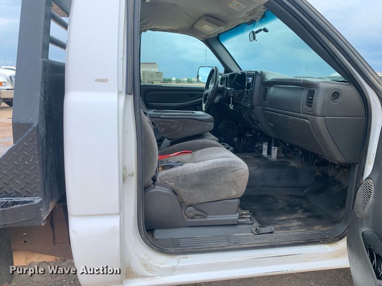 image for item DK7875 2005 Chevrolet Silverado 2500HD  flatbed pickup truck