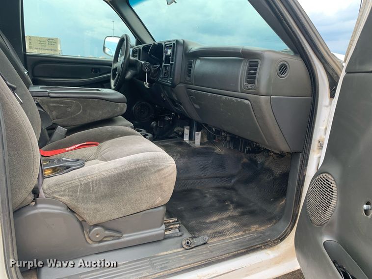 image for item DK7875 2005 Chevrolet Silverado 2500HD  flatbed pickup truck