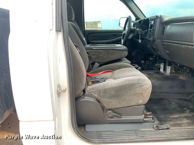 image for item DK7875 2005 Chevrolet Silverado 2500HD  flatbed pickup truck