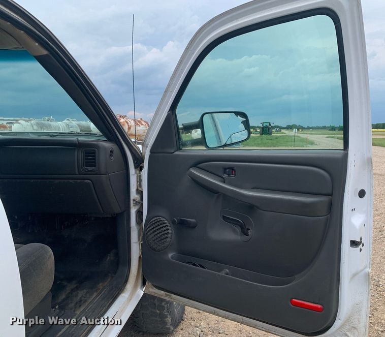 image for item DK7875 2005 Chevrolet Silverado 2500HD  flatbed pickup truck