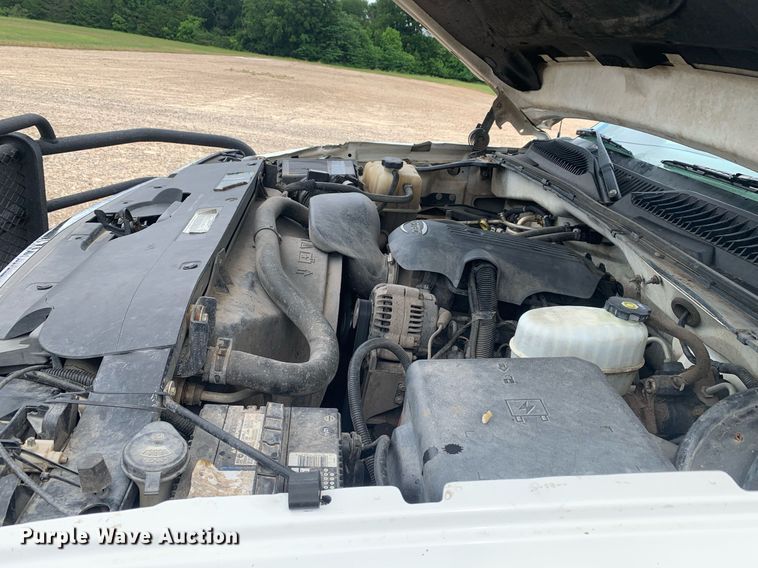 image for item DK7875 2005 Chevrolet Silverado 2500HD  flatbed pickup truck