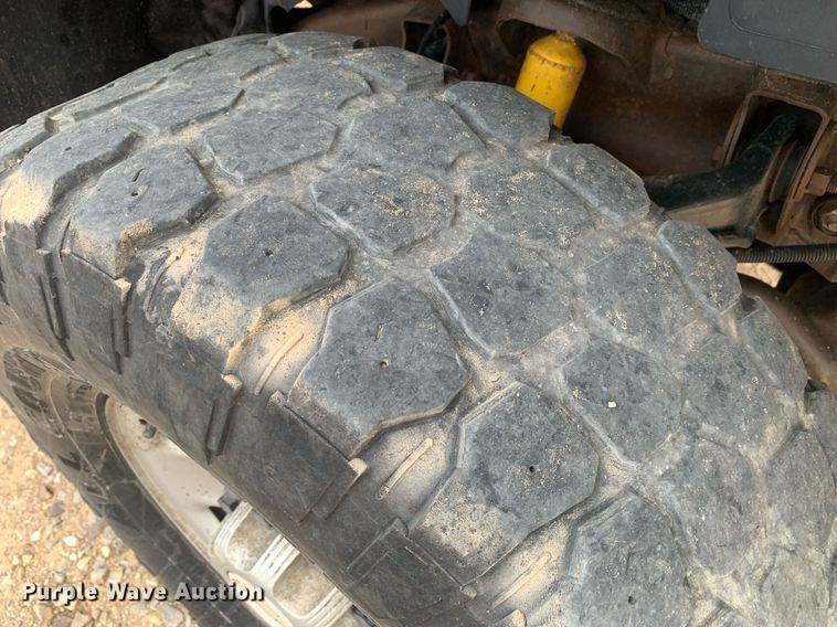 image for item DK7875 2005 Chevrolet Silverado 2500HD  flatbed pickup truck