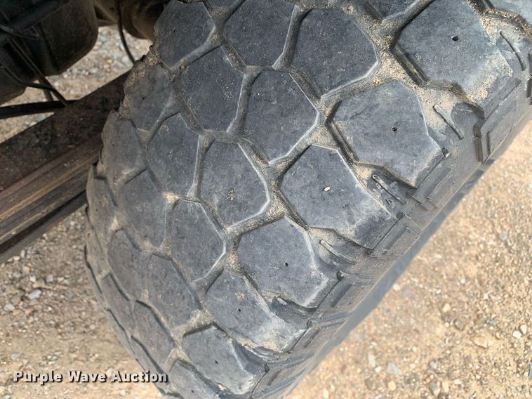 image for item DK7875 2005 Chevrolet Silverado 2500HD  flatbed pickup truck