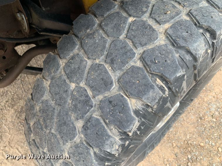 image for item DK7875 2005 Chevrolet Silverado 2500HD  flatbed pickup truck