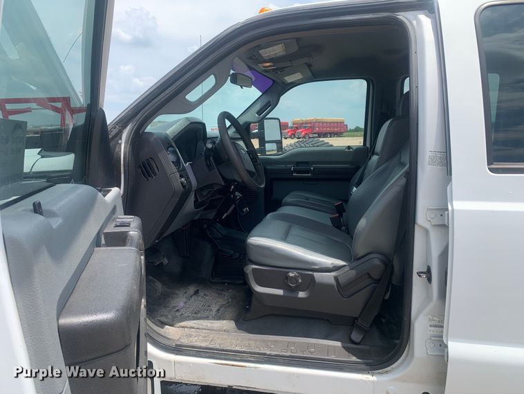 image for item DK7876 2015 Ford F350 Super Duty  Crew Cab flatbed pickup truck