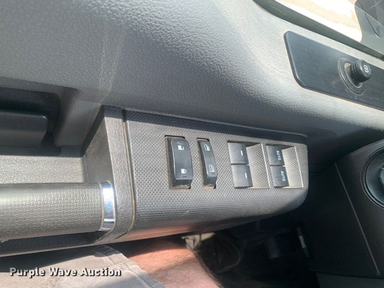 image for item DK7876 2015 Ford F350 Super Duty  Crew Cab flatbed pickup truck