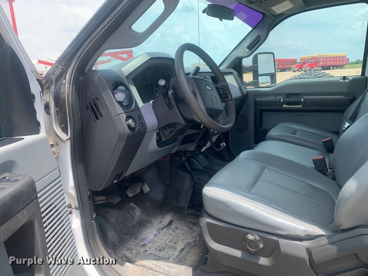 image for item DK7876 2015 Ford F350 Super Duty  Crew Cab flatbed pickup truck